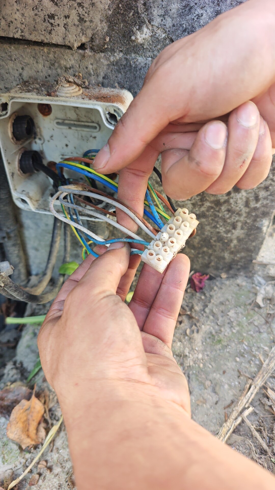 Detalle de una intervención sobre una conexión eléctrica.